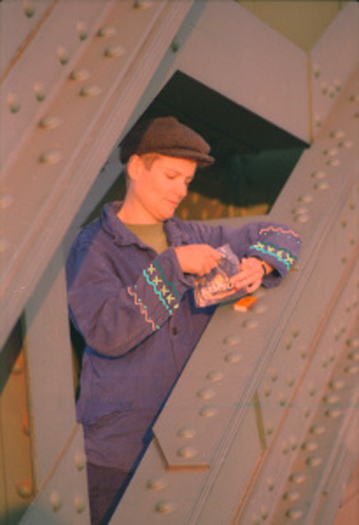 Kirsten Kötter: Einladungskarte (Martina als Bauarbeiter in Frankfurt am Main, Inszenierung, ca. 1995, digital bearbeitet)