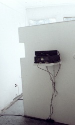 Kirsten Kötter: Wohnmaschine, 2002, Installation (Projektionsbox 200 × 200 × 200 cm, für vier Projektionen)
